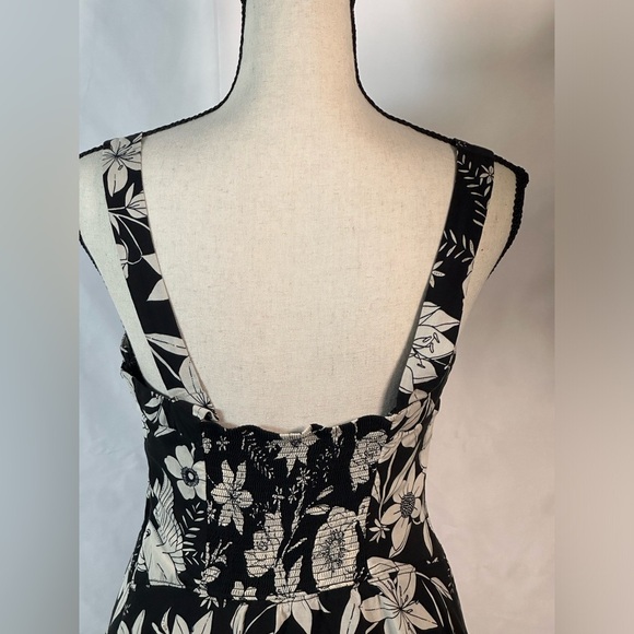 Black and White Ruched Backless Sundress 🖤🤍 - Picture 2 of 13
